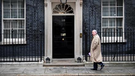 Der britische Generalstaatsanwalt Geoffrey Cox vor dem Eingang von 10 Downing Street.