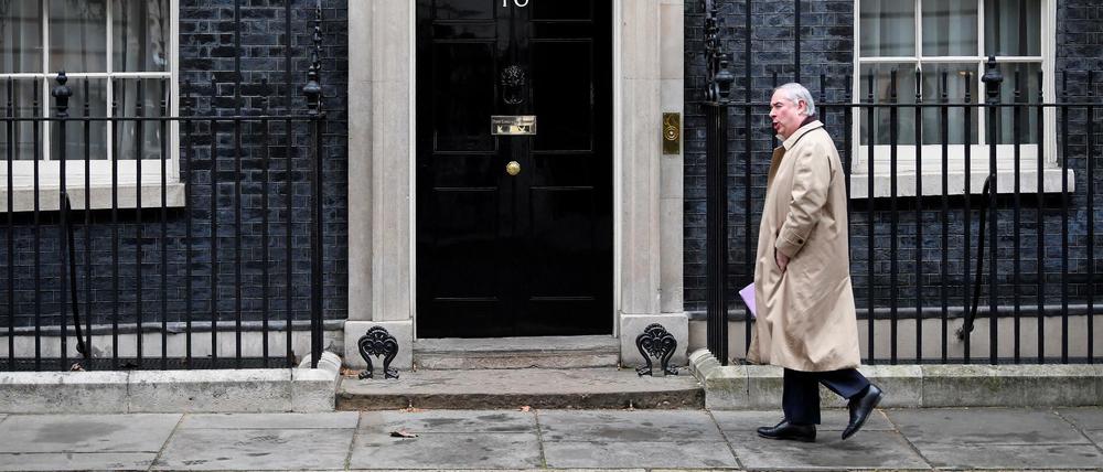 Der britische Generalstaatsanwalt Geoffrey Cox vor dem Eingang von 10 Downing Street.