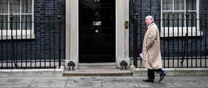 Der britische Generalstaatsanwalt Geoffrey Cox vor dem Eingang von 10 Downing Street.