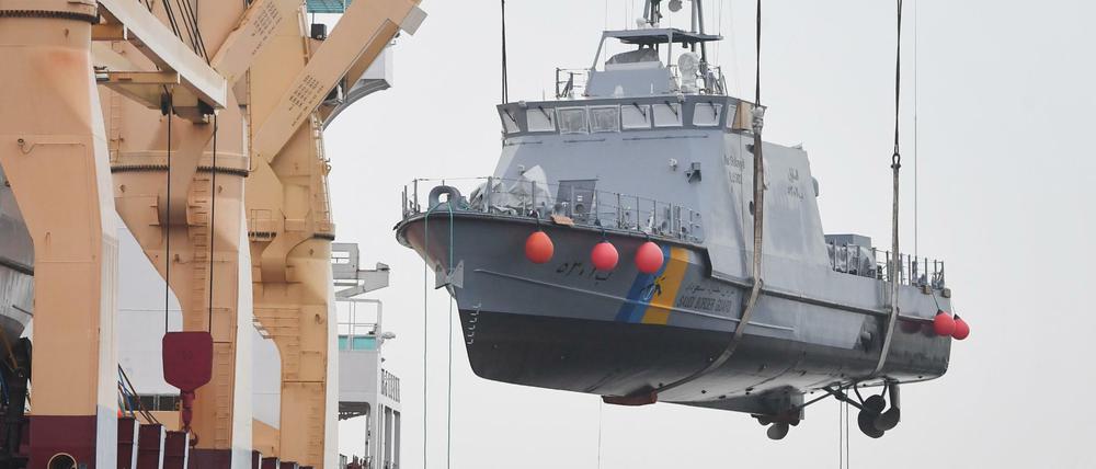 Ein Küstenschutzboot für Saudi-Arabien wird im Hafen auf ein Transportschiff verladen.