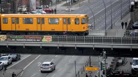 Eine U-Bahn fährt über die Oberbaumbrücke.