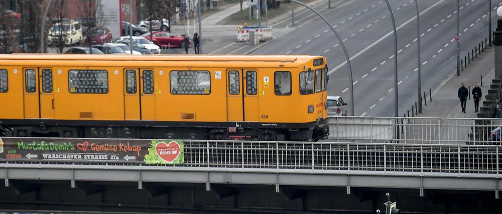 Eine U-Bahn fährt über die Oberbaumbrücke.