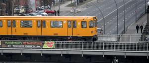 Eine U-Bahn fährt über die Oberbaumbrücke.