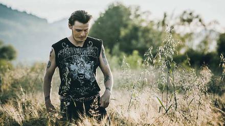 Fremd in der eigenen Haut. Metal-Fan Jacek (Mateusz Kosciukiewicz) überlebt einen Unfall dank Gesichtstransplantation.