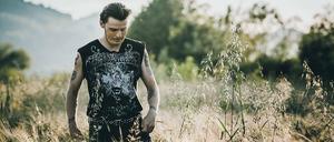 Fremd in der eigenen Haut. Metal-Fan Jacek (Mateusz Kosciukiewicz) überlebt einen Unfall dank Gesichtstransplantation.