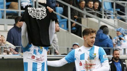 Daniel Frahn (links) feierte sein Tor mit einem T-Shirt mit der Aufschrift "Support your local Hools". 