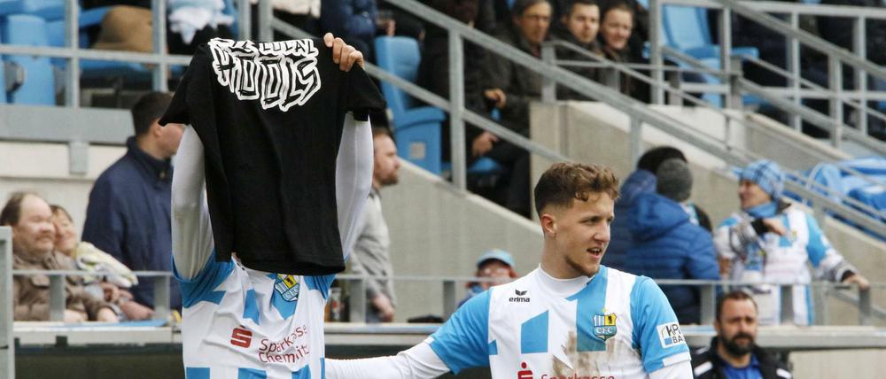 Daniel Frahn (links) feierte sein Tor mit einem T-Shirt mit der Aufschrift "Support your local Hools".