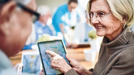 Tablet-Training. Gedächtnisübungen am Computer können Demenzkranken dabei helfen, Erinnerungen zu aktivieren. 