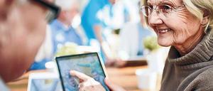 Tablet-Training. Gedächtnisübungen am Computer können Demenzkranken dabei helfen, Erinnerungen zu aktivieren. 
