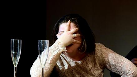 Prost. Das neue Stück des Ringtheaters heißt „Sunshine Champagner“. Hier zu sehen: Schauspielerin Judith Gailer.