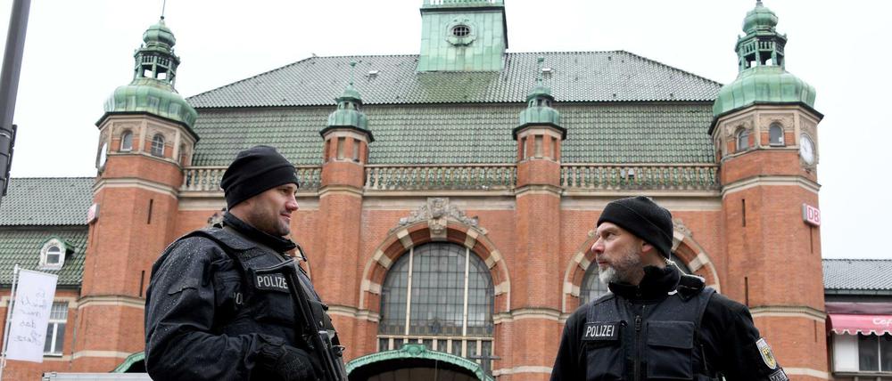 Bombendrohung: Polizeibeamte stehen vor dem Hauptbahnhof Lübeck