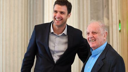 Matthias Schulz (l), und Daniel Barenboim im September 2017 bei einem Pressetermin im Apollosaal der Staatsoper. 