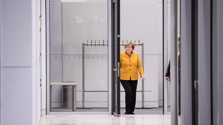 Bundeskanzlerin Angela Merkel (CDU) kommt während einer Unterbrechung des Koalitionsausschusses aus dem Tagungszimmer. 