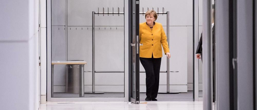 Bundeskanzlerin Angela Merkel (CDU) kommt während einer Unterbrechung des Koalitionsausschusses aus dem Tagungszimmer.