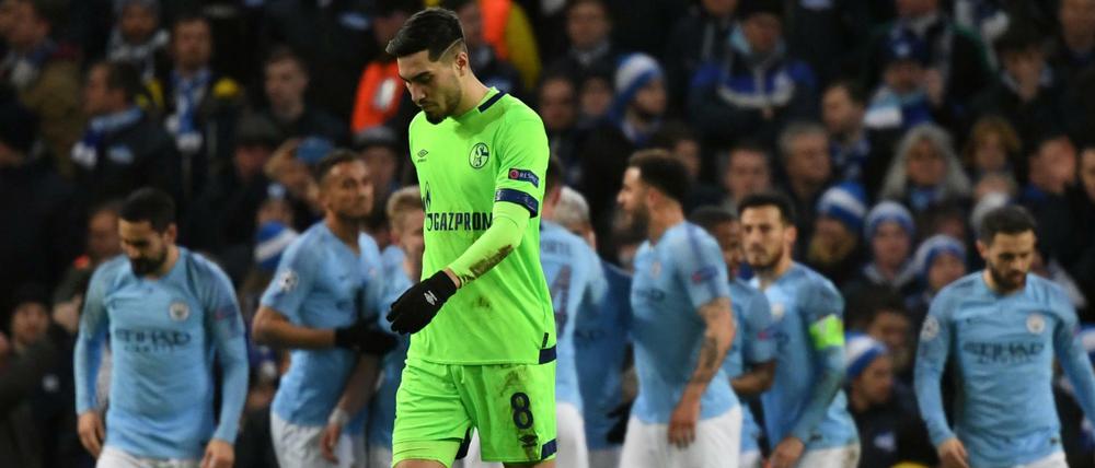 Niedergeschlagen. Suat Serdar und der FC Schalke 04 hatten keine Chance bei Manchester City.