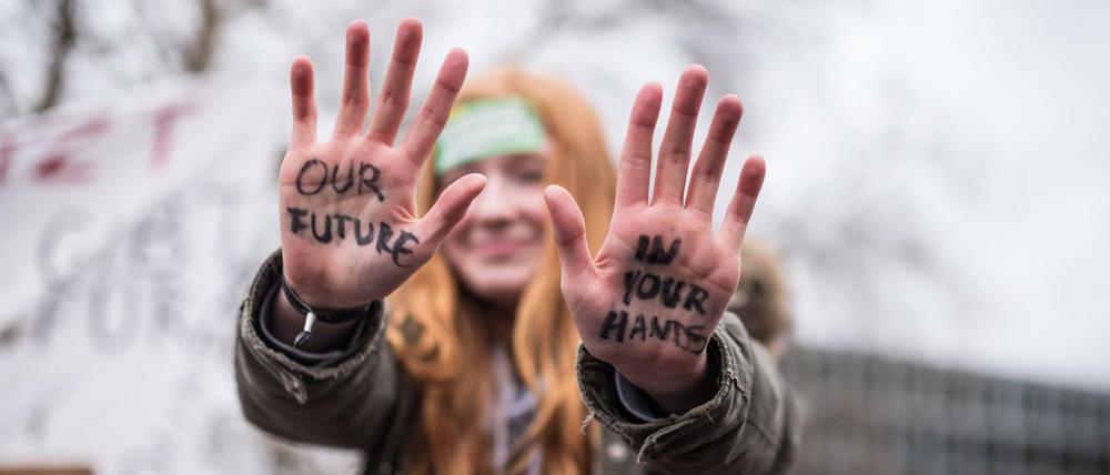 Schüler demonstrieren in Berlin für mehr Klimaschutz.