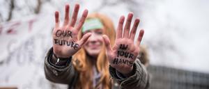 Schüler demonstrieren in Berlin für mehr Klimaschutz.