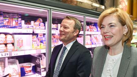 Wer soll's richten? Die Verbraucher - oder die Verbraucherschutzministerin? Julia Klöckner (CDU), Bundesministerin für Ernährung und Landwirtschaft, und Stefan Magel, Bereichsvorstand Handel Deutschland Penny der Rewe Group, bei Penny in Berlin.
