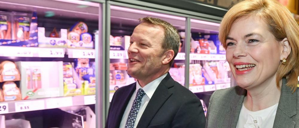 Wer soll's richten? Die Verbraucher - oder die Verbraucherschutzministerin? Julia Klöckner (CDU), Bundesministerin für Ernährung und Landwirtschaft, und Stefan Magel, Bereichsvorstand Handel Deutschland Penny der Rewe Group, bei Penny in Berlin.