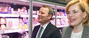 Wer soll's richten? Die Verbraucher - oder die Verbraucherschutzministerin? Julia Klöckner (CDU), Bundesministerin für Ernährung und Landwirtschaft, und Stefan Magel, Bereichsvorstand Handel Deutschland Penny der Rewe Group, bei Penny in Berlin.