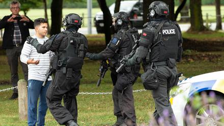 Mitglieder einer Spezialeinheit der Polizei drängen Schaulustige vor einer der betroffenen Moscheen in Christchurch zurück. 