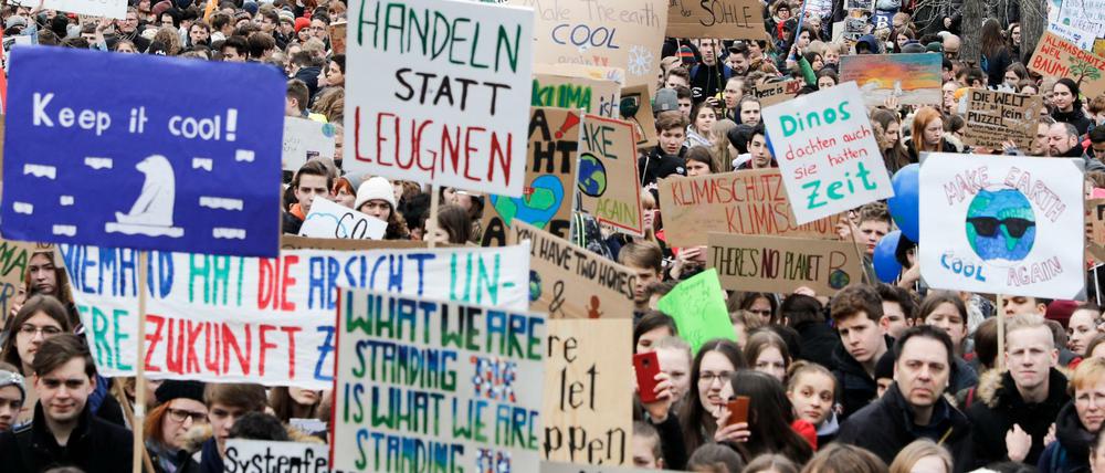 Berlin: Schüler beteiligen sich an der "Fridays for Future" - Klimademonstration.