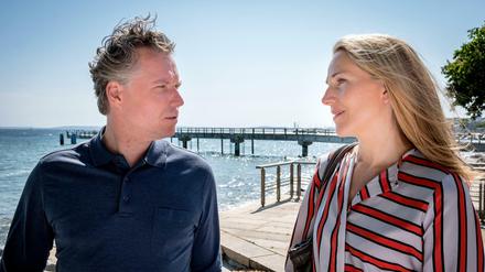 Peer Kaminski (Dirk Borchardt) möchte Nora (Tanja Wedhorn) helfen. 