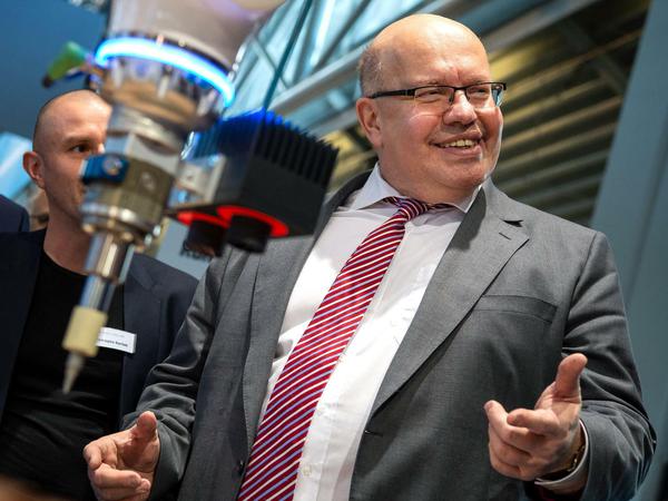Wirtschaftsminister Peter Altmaier (CDU, rechts) auf der Internationalen Handwerksmesse in München.
