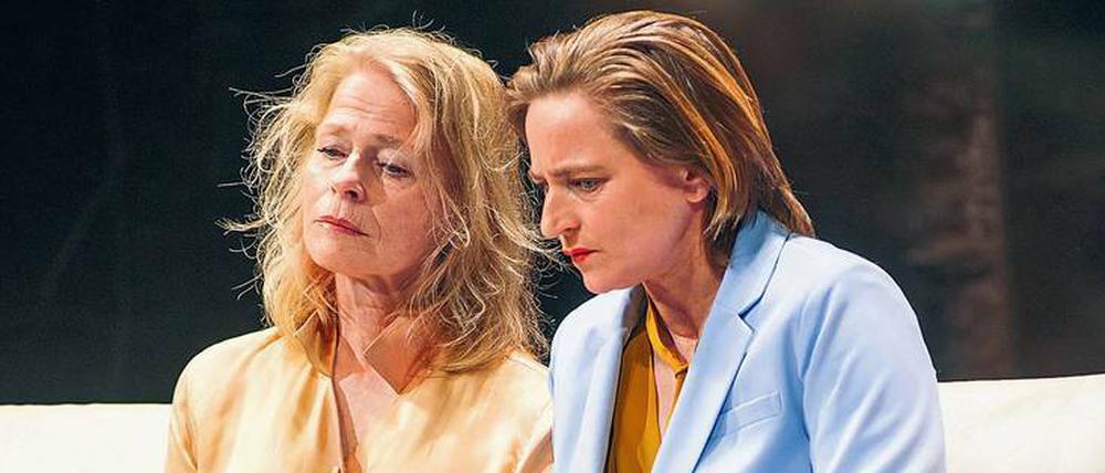 Landhaus-Langeweile. Klara (Corinna Kirchhoff) bekommt Besuch von ihrer ehrgzeigen Tochter Berta (Bettina Hoppe). 