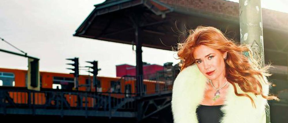 Frau oben, Mann unten. MC Bogy soll als Co-Moderator helfen, wenn Palina Rojinski mal nicht weiterweiß. 