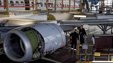 Ein Blick in den Hangar der Lufthansa in Schönefeld: Hier werden gerade die Triebflächen einer Boeing 737 überholt.