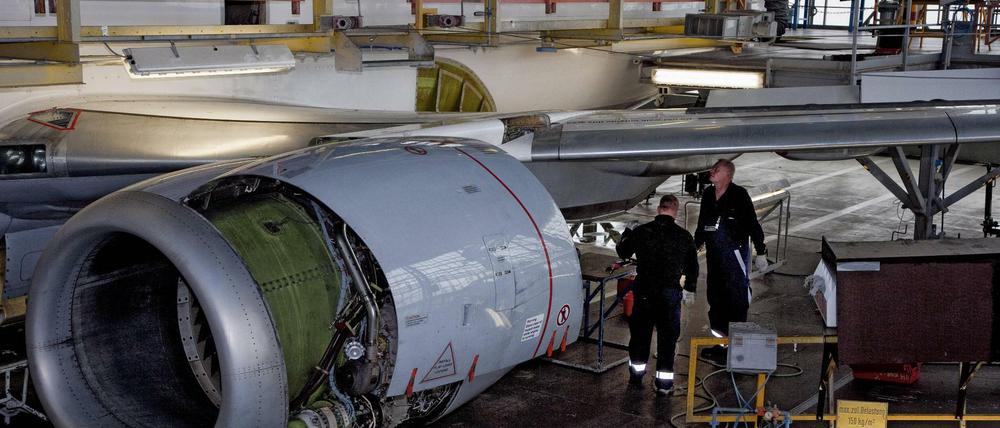 Ein Blick in den Hangar der Lufthansa in Schönefeld: Hier werden gerade die Triebflächen einer Boeing 737 überholt.