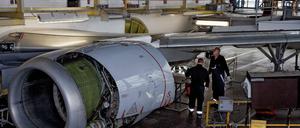Ein Blick in den Hangar der Lufthansa in Schönefeld: Hier werden gerade die Triebflächen einer Boeing 737 überholt.