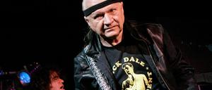 Dick Dale tritt im B.B. King Blues Club in Memphis auf.