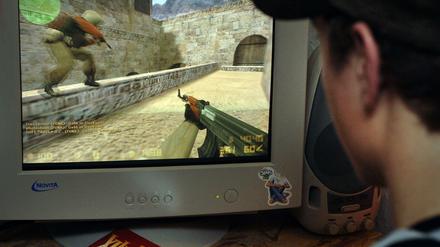 Ego-Perspektive. Auch beim Ego-Shooter-Spiel "Counterstrike" wird der subjektive Blickwinkel des Spielers eingenommen. 