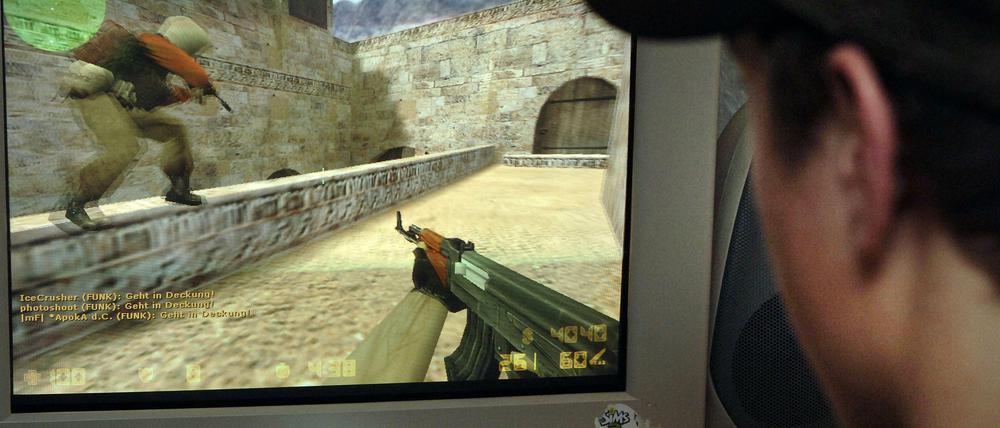 Ego-Perspektive. Auch beim Ego-Shooter-Spiel "Counterstrike" wird der subjektive Blickwinkel des Spielers eingenommen.