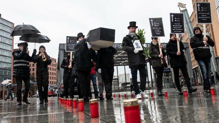 Protest in Schwarz. Die Initiative „Bildet Berlin!“ gedachte vor dem letzten SPD-Parteitag im März der abgewanderten Lehrer mit einem "Trauerzug".