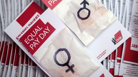 Es liegt nicht das Gleiche im Lohntütchen von männlichen und weiblichen Angestellten - das macht der Equal Pay Day jedes Jahr wieder sichtbar. 