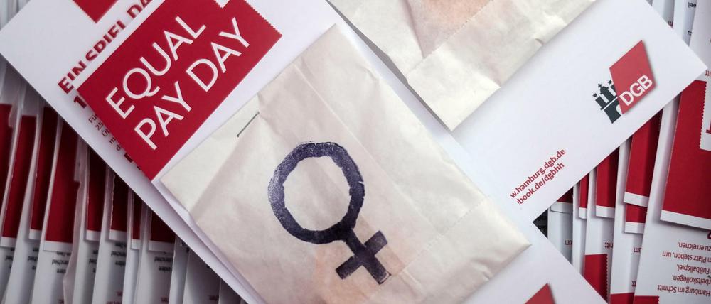 Es liegt nicht das Gleiche im Lohntütchen von männlichen und weiblichen Angestellten - das macht der Equal Pay Day jedes Jahr wieder sichtbar. 