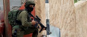 Israelische Soldaten suchen nach dem palästinensischen Attentäter in der Nähe von Nablus