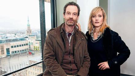 Die Schauspieler Jörg Hartmann (spielt Kommissar Peter Faber) Anna Schudt als Martina Bönisch, stehen während der Dreharbeiten der ARD-Krimireihe "Tatort" an einem Fenster mit Blick auf den Hansaplatz und die Reinoldikirche in Dortmund.
