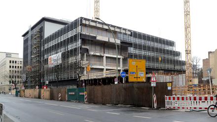Das ehemalige Bürogebäude der Commerzbank an der Bülowstraße wird für den Einzug von Sony Music umfangreich umgebaut.
