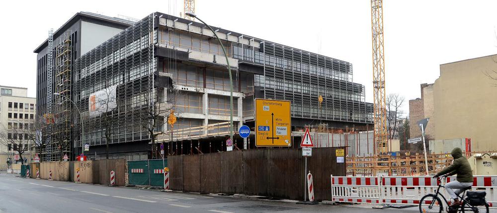 Das ehemalige Bürogebäude der Commerzbank an der Bülowstraße wird für den Einzug von Sony Music umfangreich umgebaut.
