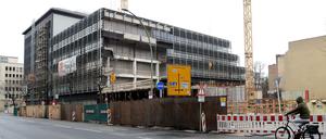 Das ehemalige Bürogebäude der Commerzbank an der Bülowstraße wird für den Einzug von Sony Music umfangreich umgebaut.