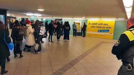 Großer Andrang. Am Alex gab es BVG-Jahrestickets mit einem Preisnachlass von 160 Euro – aber nur für Frauen. 