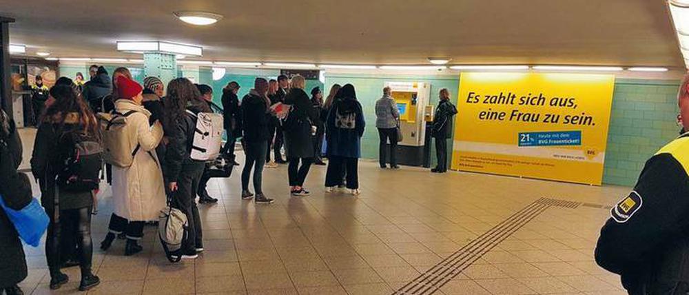 Großer Andrang. Am Alex gab es BVG-Jahrestickets mit einem Preisnachlass von 160 Euro – aber nur für Frauen.
