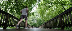 Joggen, Radfahren und Schwimmen lassen sich leicht in den Alltag integrieren.