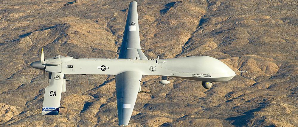 Gesteuert werden die Kampfdrohnen von Piloten, die in den USA sitzen. Die für Befehle benötigten Daten übermitteln sie nach Ansicht der Kläger und einiger Oppositionspolitiker aber über den Luftwaffenstützpunkt Ramstein.