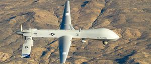 Gesteuert werden die Kampfdrohnen von Piloten, die in den USA sitzen. Die für Befehle benötigten Daten übermitteln sie nach Ansicht der Kläger und einiger Oppositionspolitiker aber über den Luftwaffenstützpunkt Ramstein.