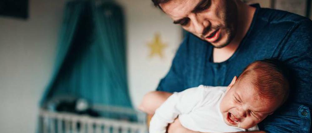 Schreistunden am Abend. Babys müssen erst lernen, sich selbst zu regulieren. Viele Eltern wissen beim ersten Kind nicht genau, wie sie ihm dabei helfen können und sind mit vielen Situationen überfordert. In einer regelmäßigen Elternschule können sie lernen, damit umzugehen. 